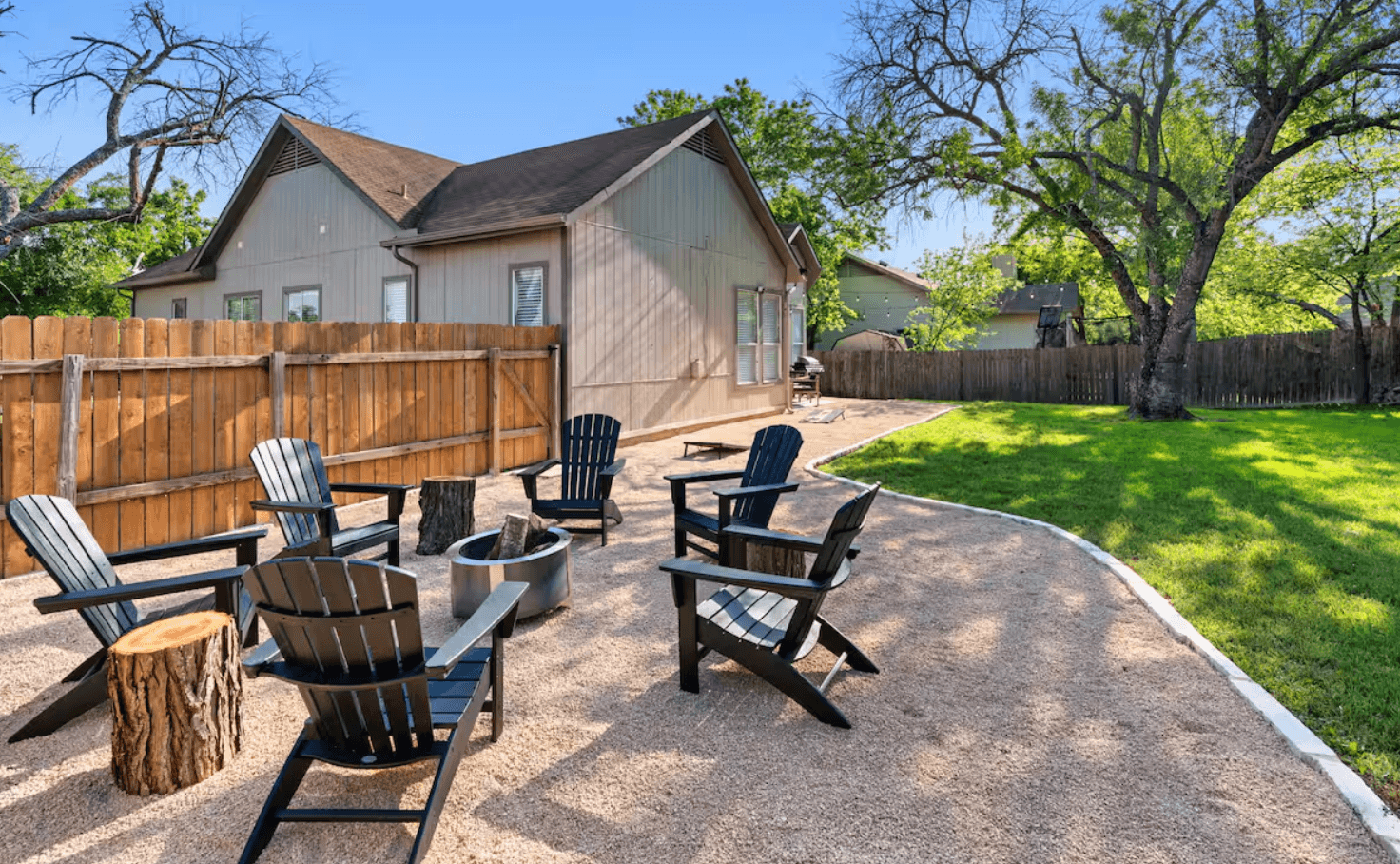 Luxury Home, 10 min to Domain, Private Backyard