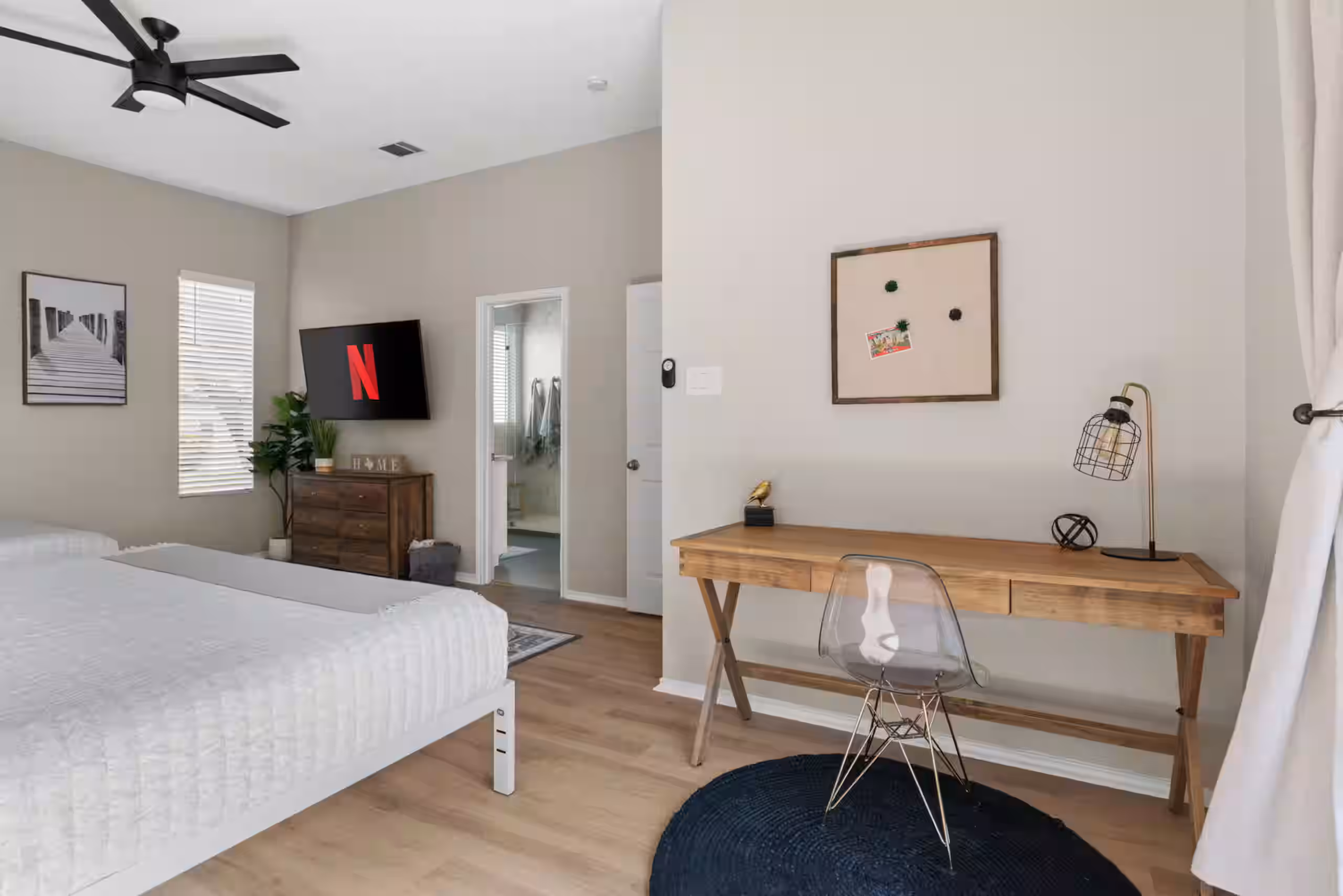 Luxury Home, 10 min to Domain, Private Backyard
